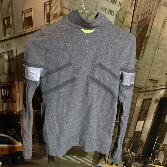 EUC woman’s size 2 Ivivva by Lululemon Define jacket super cute! - Picture 2 of 10